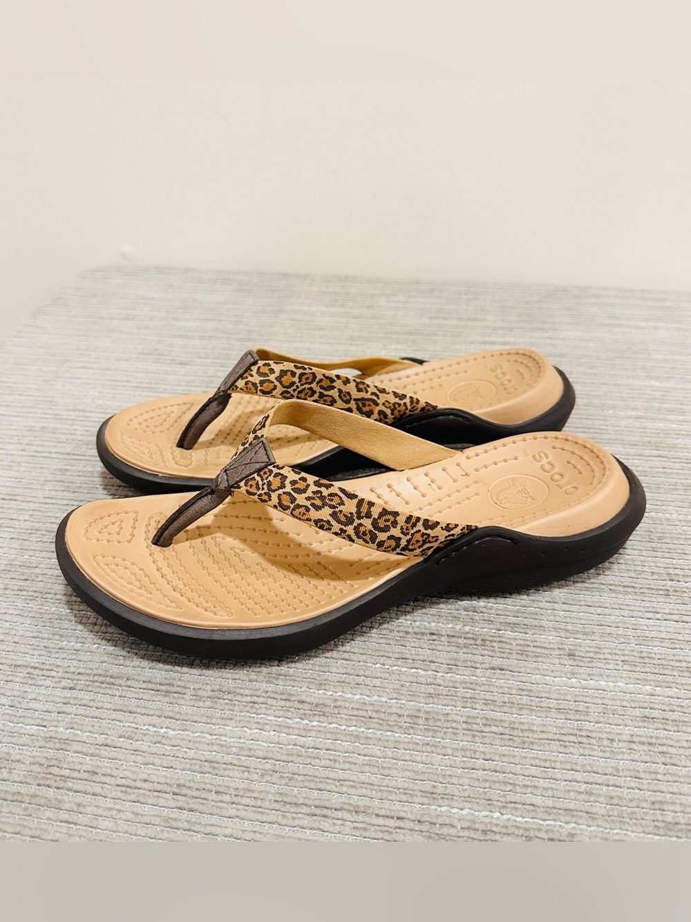 Crocs Womens 9 Capri Leopard Print Flip Flops Shoes Black Strap Casual Open Toe